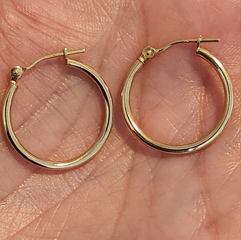 14k Yellow Gold Hoop Earrings. 3/4", 0.7 grams.